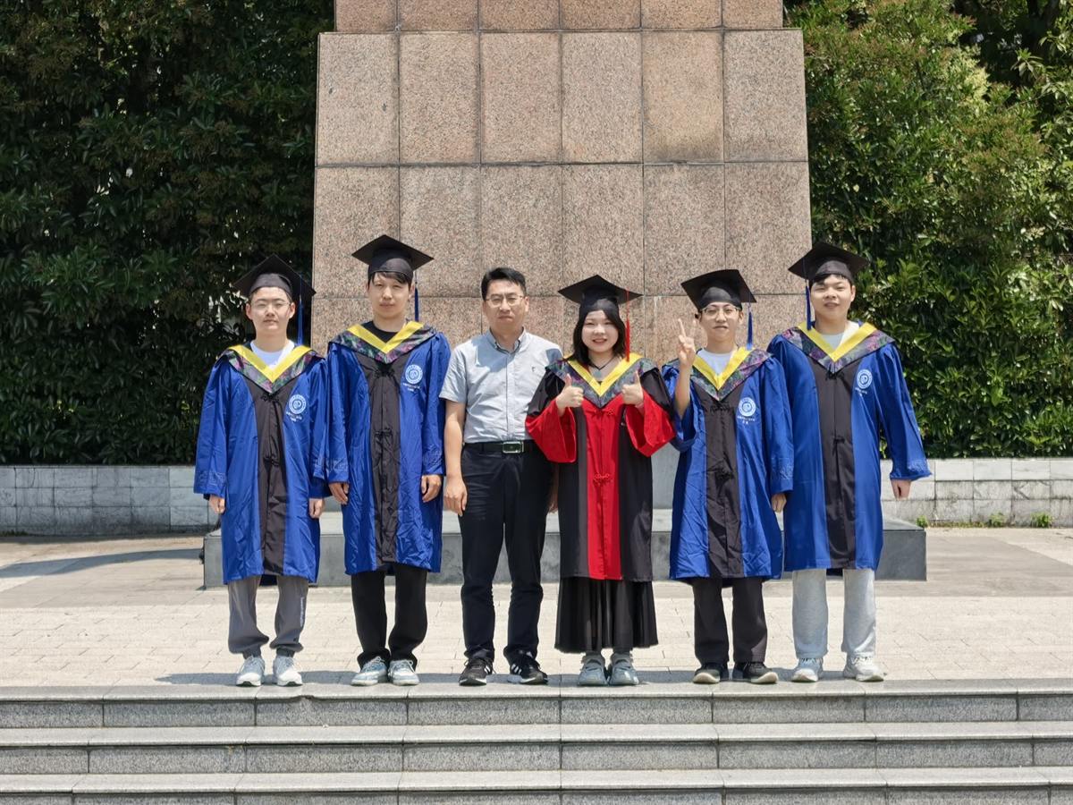 23级硕士毕业生与闫亚宾老师合影