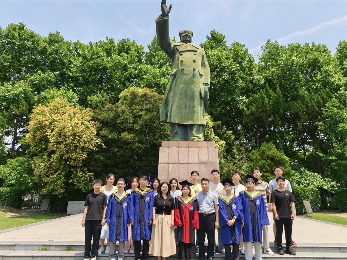 课题组毕业季毛主席像前合影