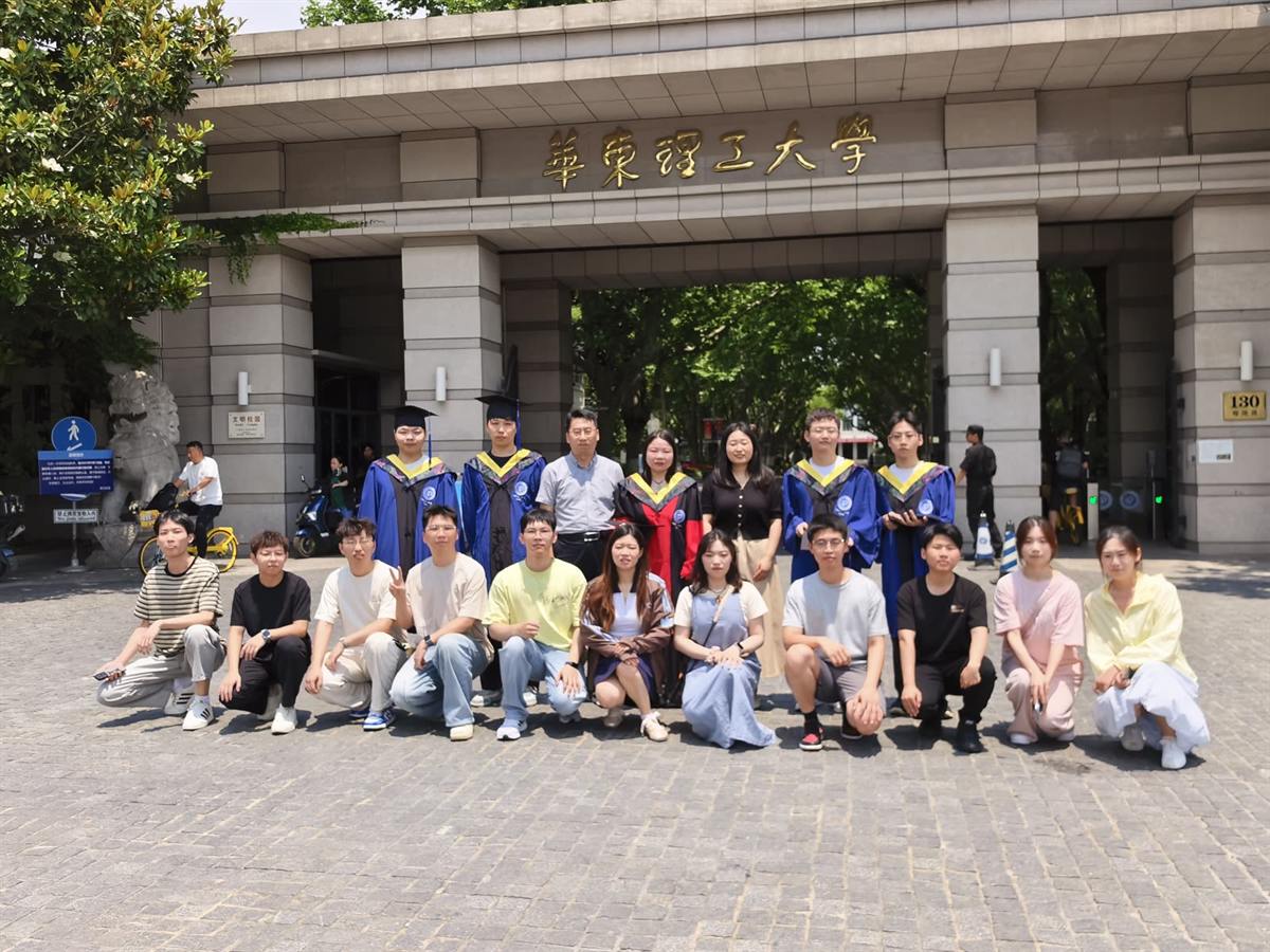 课题组毕业季校门合影