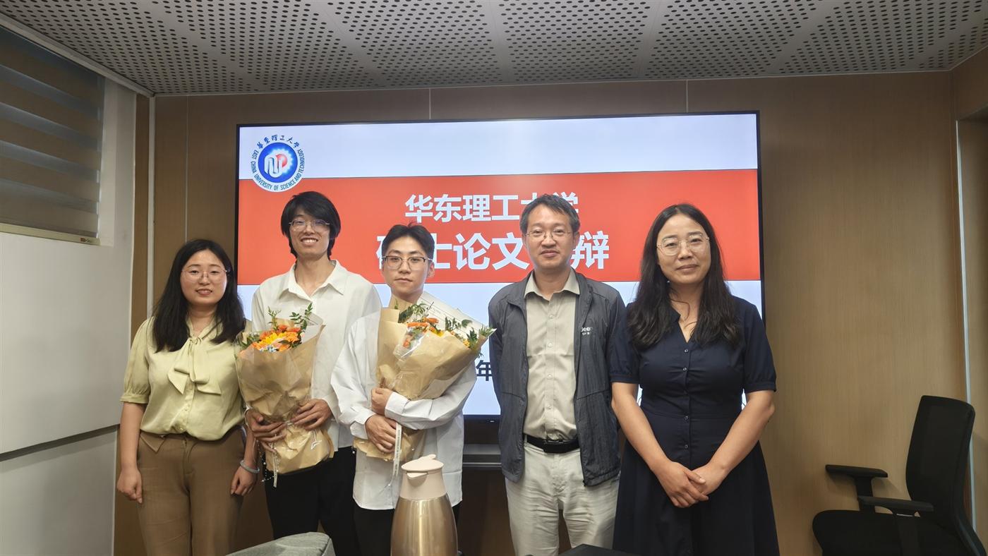 学生论文答辩合影