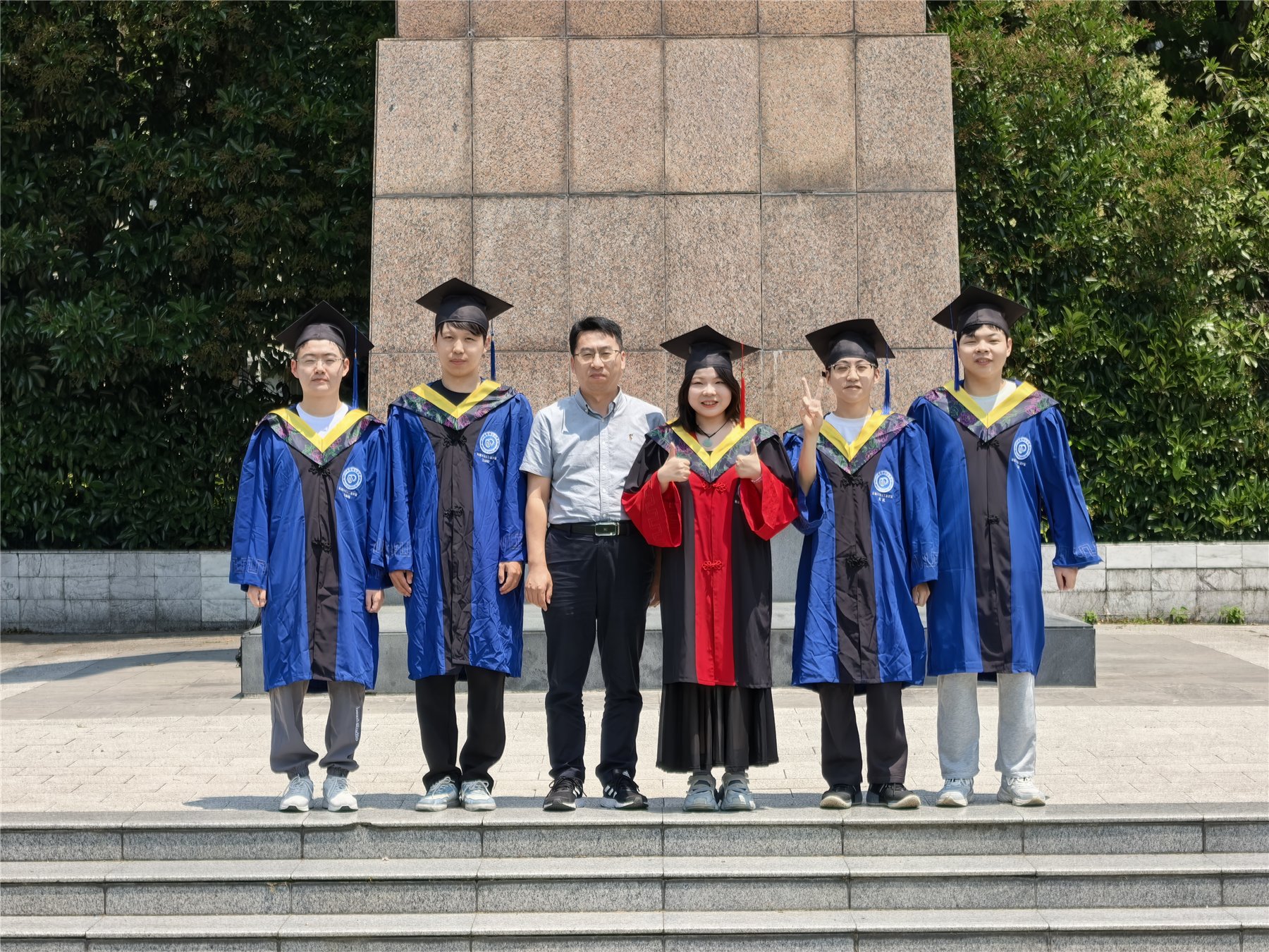 毕业生与闫亚宾老师合影