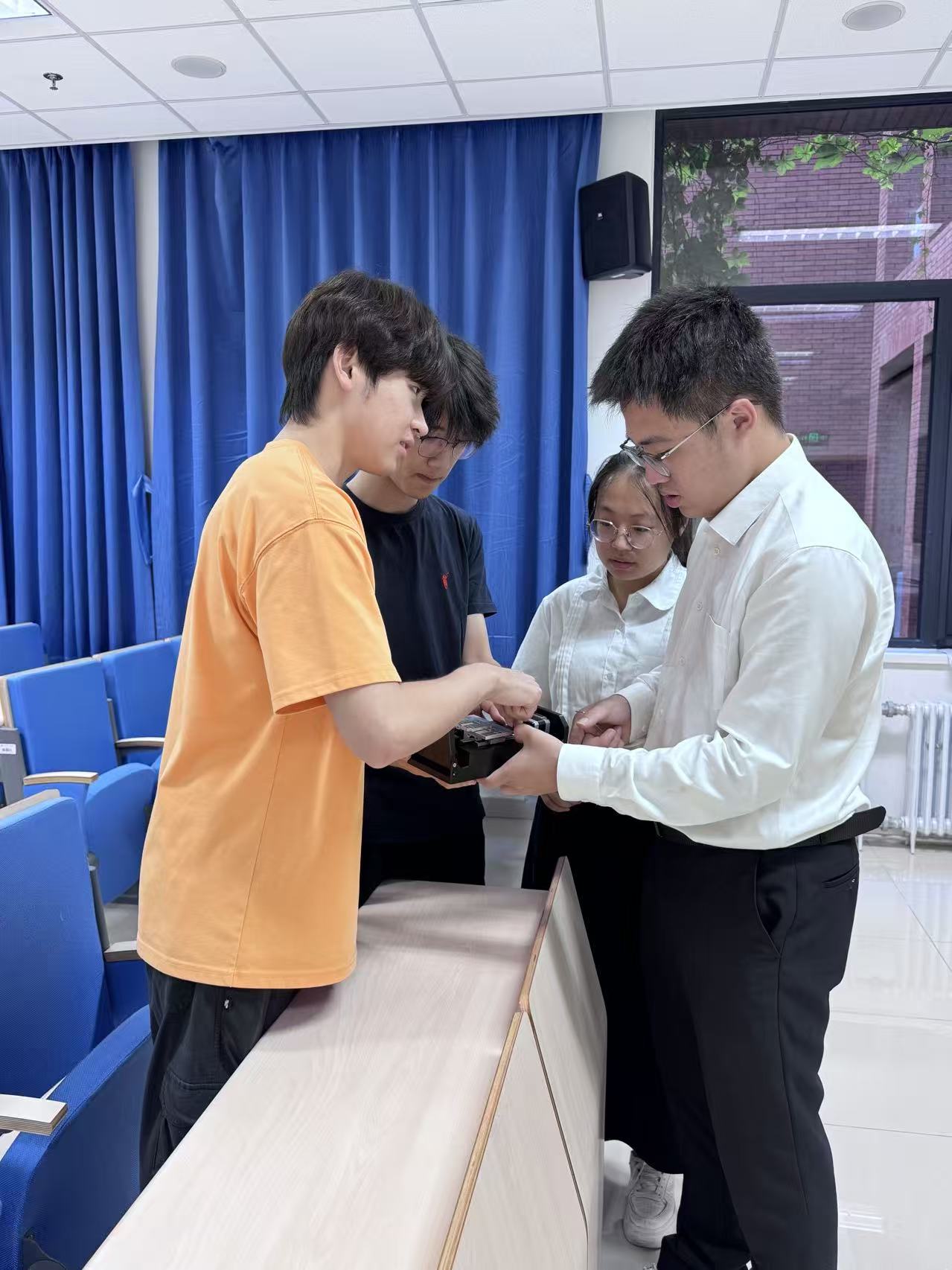 团队讨论微纳米材料力学实验测试装置